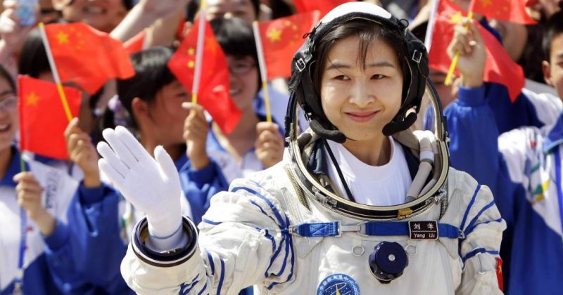 ჩინეთის პირველი ასტრონავტი ქალი მიწაზე დაბრუნდა