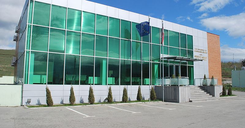 რუსთავში მამამ 1 თვის ჩვილი მეორე სართულიდან გადმოაგდო 