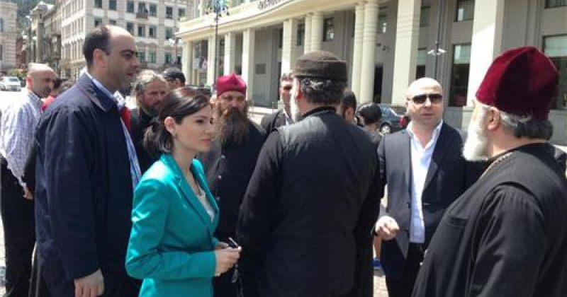 რუსთაველის გამზირზე შს მინისტრის მოადგილე მივიდა