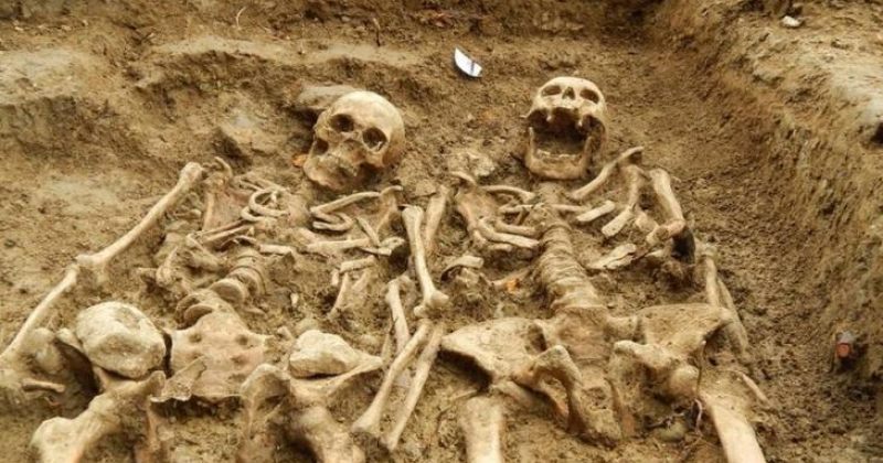 არქეოლოგებმა ინგლისში ხელჩაკიდებული წყვილის 700 წლის ნეშტები აღმოაჩინეს