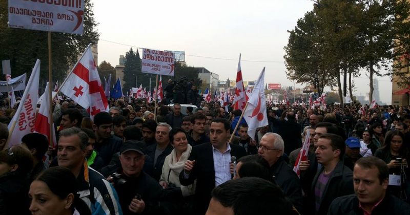 აქციის მონაწილეები ვარდების მოედნიდან პარლამენტის შენობისკენ დაიძრნენ