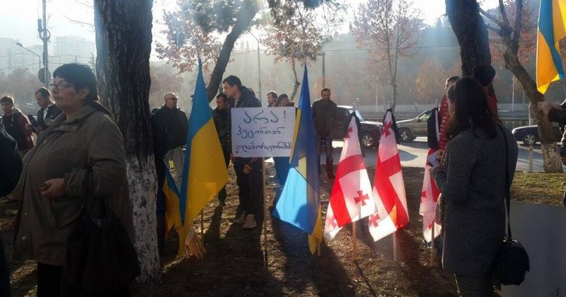თავდაცვის სამინისტროსთან აქციის მონაწილეები იკრიბებიან