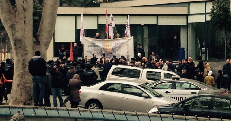 ფინანსთა სამინისტროსთან ლარის გაუფასურებას აპროტესტებენ
