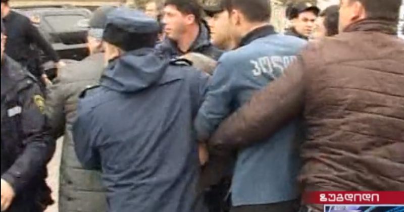 ქურდულ სამყაროსთან კავშირში ბრალდებულების მშობლები ზუგდიდში აქციას მართავენ
