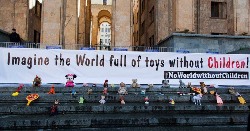 "წარმოიდგინე სათამაშოებით სავსე მსოფლიო, ბავშვების გარეშე"