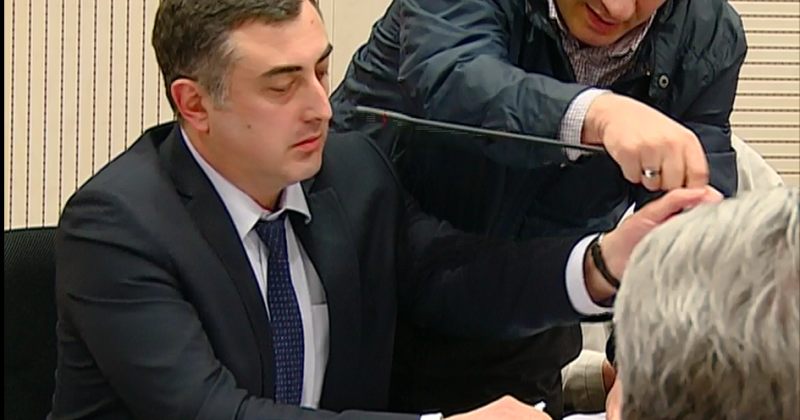 კომიტეტის სხდომაზე ზაზა პაპუაშვილმა სერგო რატიანს მიკროფონი გამოურთო