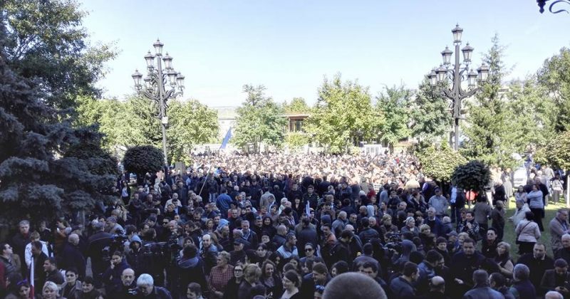 სასამართლოსთან რუსთავი 2-ის მხარდამჭერი აქცია მიმდინარეობს
