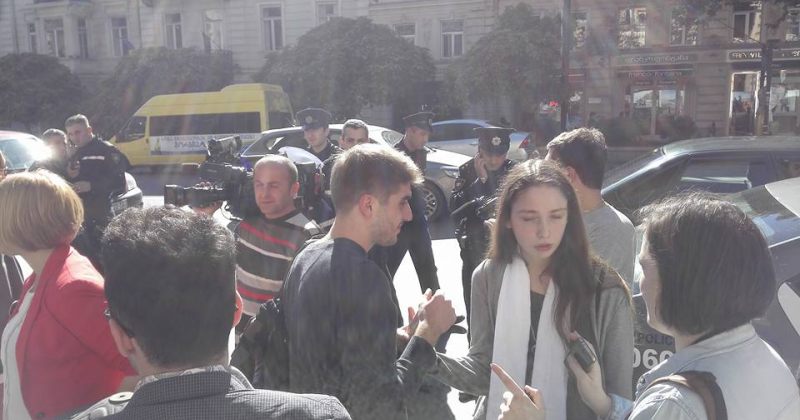 ღობეზე პოსტერის გაკვრისთვის თამარ ჩერგოლეიშვილი და სტუდენტი დააკავეს