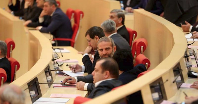 დეპუტატებმა გასული ოთხი წლის მანძილზე სხდომა 16 ათასჯერ გააცდინეს