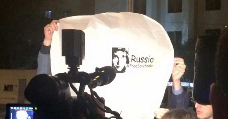 რუსეთის საელჩოსთან ნადია სავჩენკოს გამოსახულებით ასი ფრანი გაუშვეს