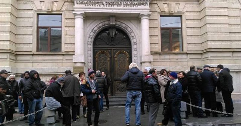 უზენაეს სასამართლოსთან რუსთავი 2-ის მხარდამჭერები იკრიბებიან