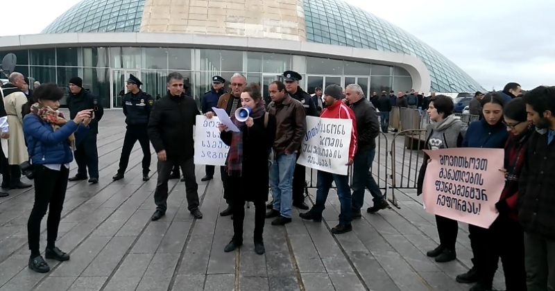 პარლამენტის შენობასთან ნარკოპოლიტიკის შეცვლას და ეკონომიკურ განვითარებას ითხოვენ