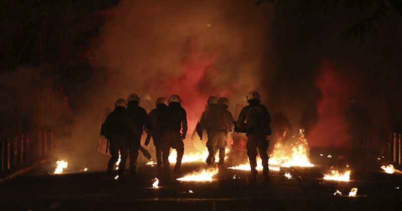 საბერძნეთში დემონსტრანტები პოლიციას დაუპირისპირდნენ