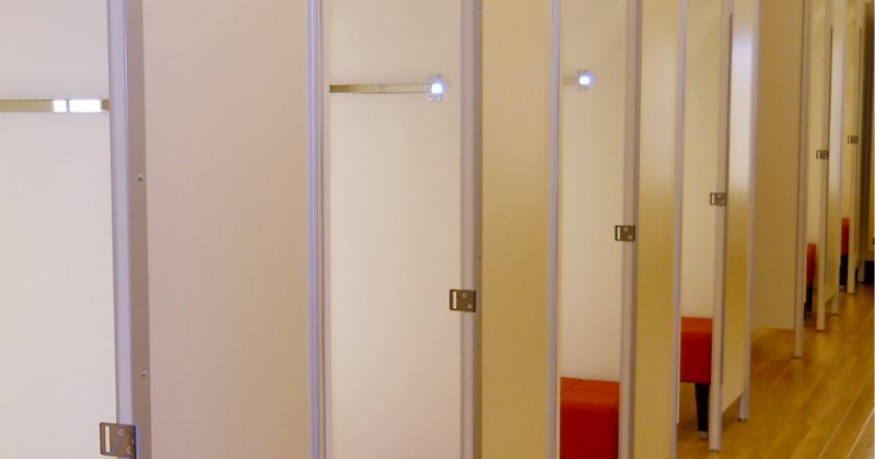 ავსტრალიაში მამაკაცი მოსაზომ ოთახებში ქალების ფარულად გადაღებისთვის დააკავეს
