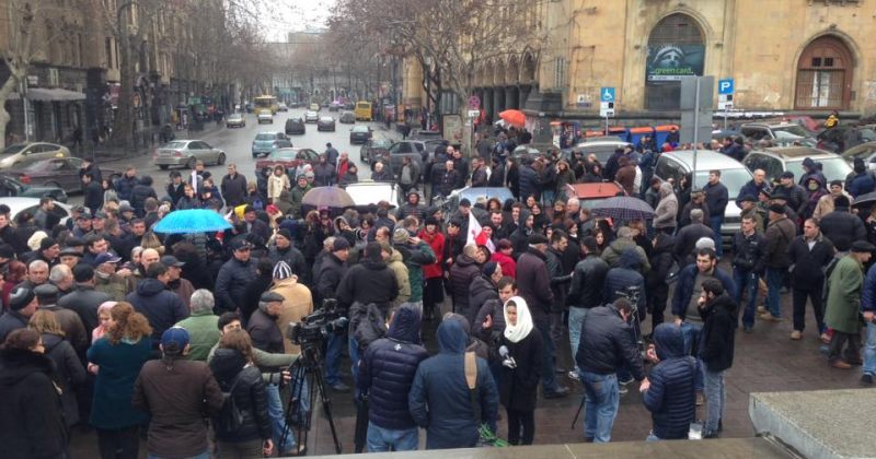 რუსთავი 2-ის მხარდამჭერ აქციაზე მოქალაქეები იკრიბებიან