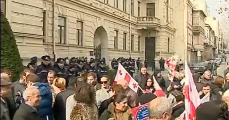 რ2-ის საქმის განხილვის პარალელურად უზენაესთან აქცია იმართება