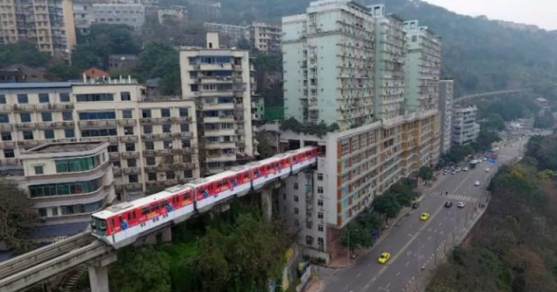 ჩინეთის ერთ-ერთ ქალაქში მეტრო შენობის მეცხრე სართულზე გადის
