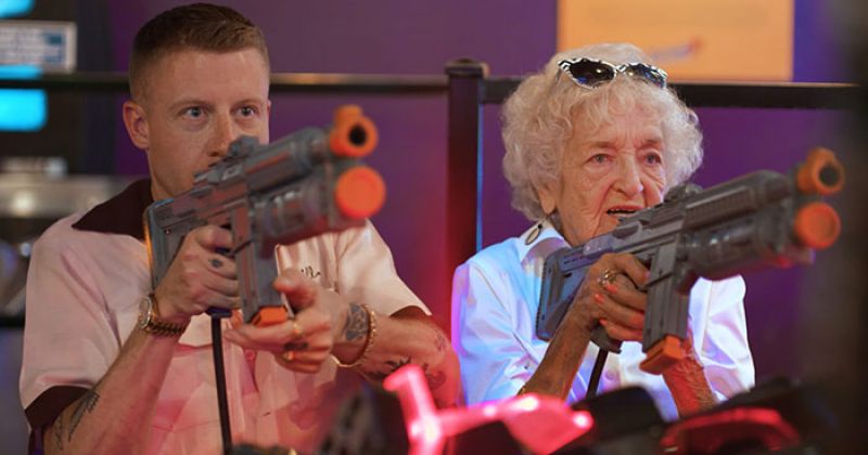 ამერიკელმა რეპერმა მაკელმორმა ბებიას 100 წლის იუბილეზე სიურპრიზი გაუკეთა
