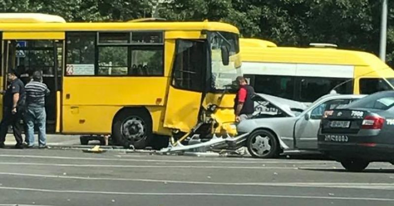 ავარია ავლაბარში - ერთმანეთს ყვითელი ავტობუსი და მსუბუქი ავტომობილი დაეჯახა
