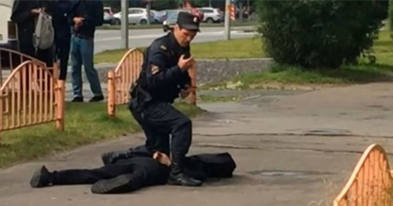 რუსეთში მამაკაცი გამვლელებს თავს დაესხა, პოლიციამ პირი ადგილზე მოკლა