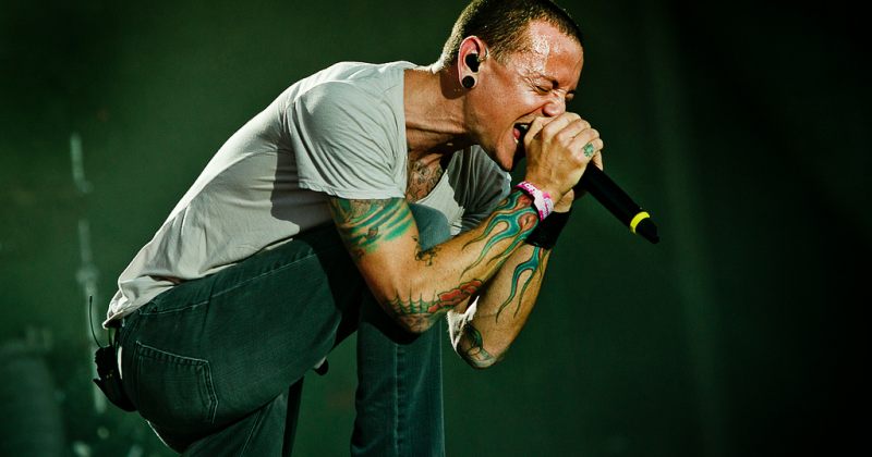კრის მარტინმა Linkin Park-ის გარდაცვლილი ვოკალისტის პატივსაცემად სიმღერა შეასრულა