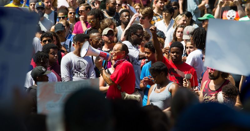 ათეულობით ათასი ადამიანი ბოსტონში რასიზმის წინააღმდეგ გამოვიდა