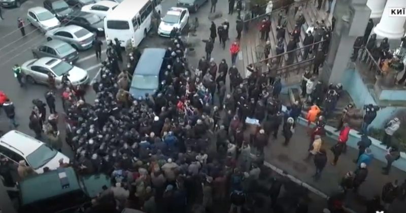 პოლიციის მანქანას, სადაც სააკაშვილია, მხარდამჭერები დაძვრის საშუალებას არ აძლევენ