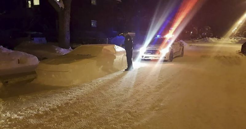 კანადაში პოლიციელმა ჯარიმა თოვლისგან გაკეთებულ მანქანას დაუტოვა