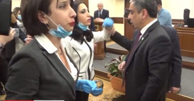 ერევნის მერიაში გამართულ სხდომაზე ოპონენტებმა ქალ დეპუტატს სცემეს (ვიდეო)