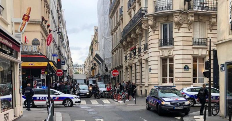 პარიზში თავდამსხმელმა 2 ადამიანი მძევლად აიყვანა