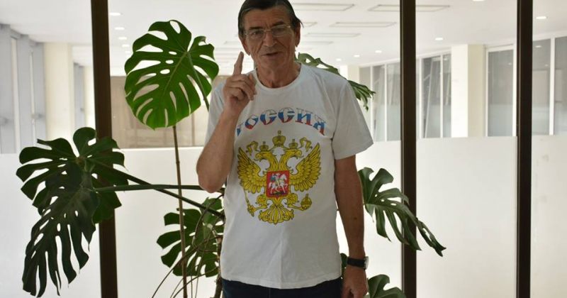 ზუგდიდის მერიის თანამშრომელი რუსეთის გერბის გამოსახულებიანი მაისურით პოზირებს