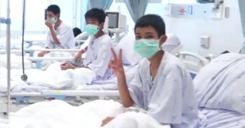 გადარჩენილი ტაილანდელი ბიჭების პირველი ფოტო საავადმყოფოდან