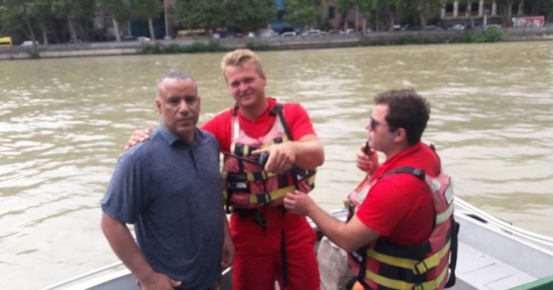 თბილისში მაშველებმა ტურისტი გადაარჩინეს, რომელიც მტკვარში საბანაოდ გადახტა