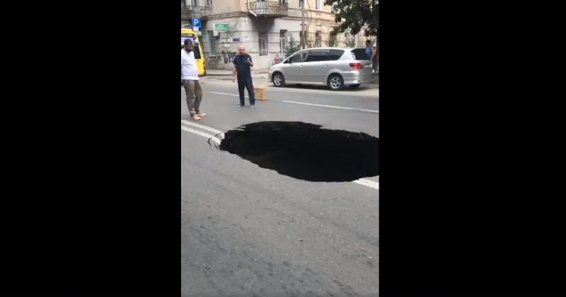თბილისში ჩიტაიას ქუჩაზე ასფალტის საფარი ჩაინგრა [video]