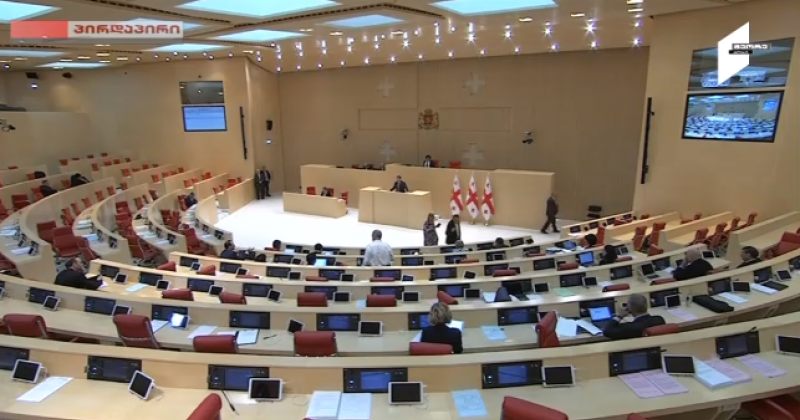 "აწი, ბურთი თქვენს მოედანზეა" - უმცირესობამ პარლამენტის სხდომა დატოვა