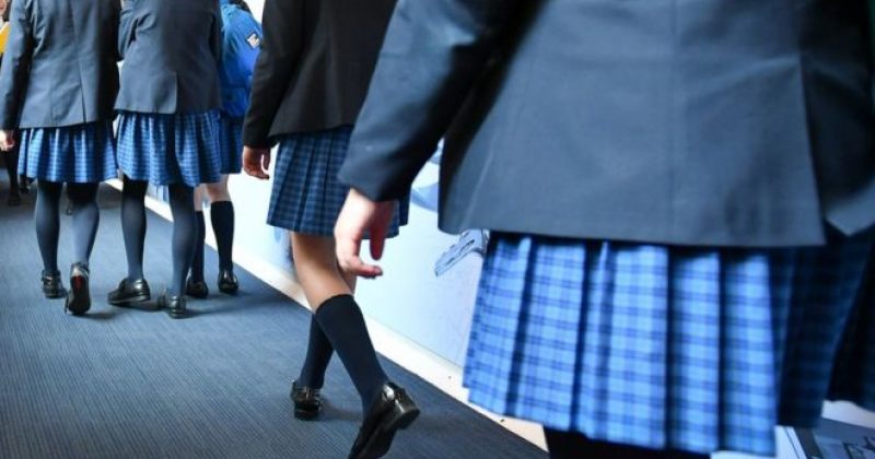 დიდ ბრიტანეთში, სკოლის ფორმაში ჩაცმული 3 გოგოდან ყოველი ერთი შევიწროების მსხვერპლია