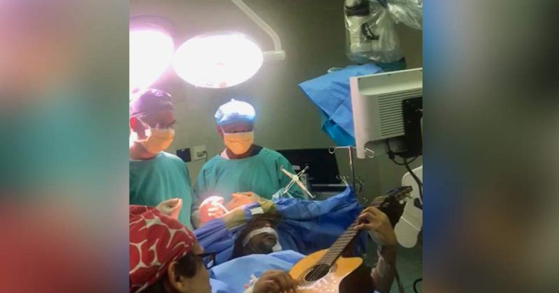 სამხრეთ აფრიკელი მუსიკოსი ტვინის ოპერაციის დროს გიტარაზე უკრავს