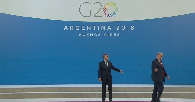 G20-ის სამიტზე ტრამპმა არგენტინის პრეზიდენტი სცენაზე მარტო დატოვა [Video]