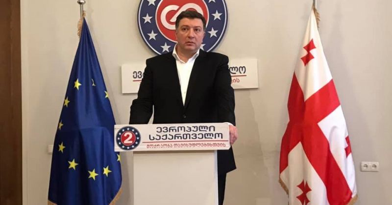 უგულავა: პრემიერის უპასუხისმგებლობის გამო, ათასობით ბავშვი სიცივეში სკოლამდე ფეხით მიდის