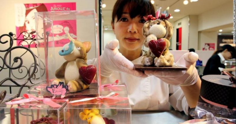 იაპონელი ქალები ვალენტინობის დღის ტრადიციას, აჩუქონ კაცებს შოკოლადები, ამბოხს უცხადებენ