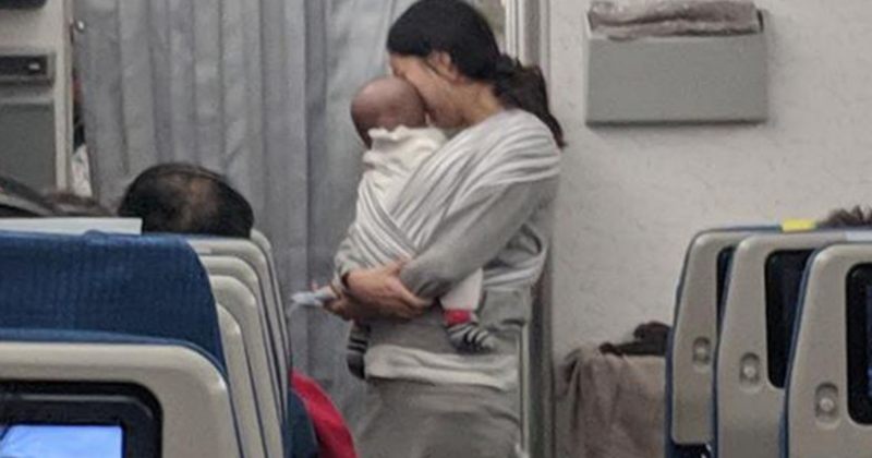 ქალმა 4 თვის ბავშვით, თვითმფრინავში 200 მგზავრს ყურის დამცავები და ტკბილეული აჩუქა