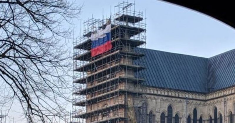 ბრიტანეთის ქალაქ სოლსბერიში, სადაც სკრიპალი მოწამლეს, კათედრალზე რუსეთის დროშა გამოფინეს