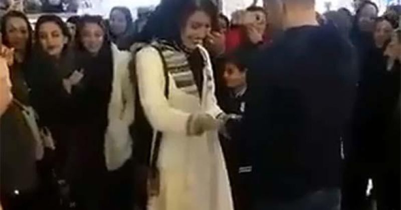 ირანში წყვილი საჯაროდ ხელის თხოვნის გამო დააკავეს - ვიდეო