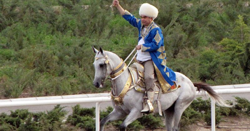 თურქმენეთის პრეზიდენტმა თავის ცხენს უმღერა [Video]