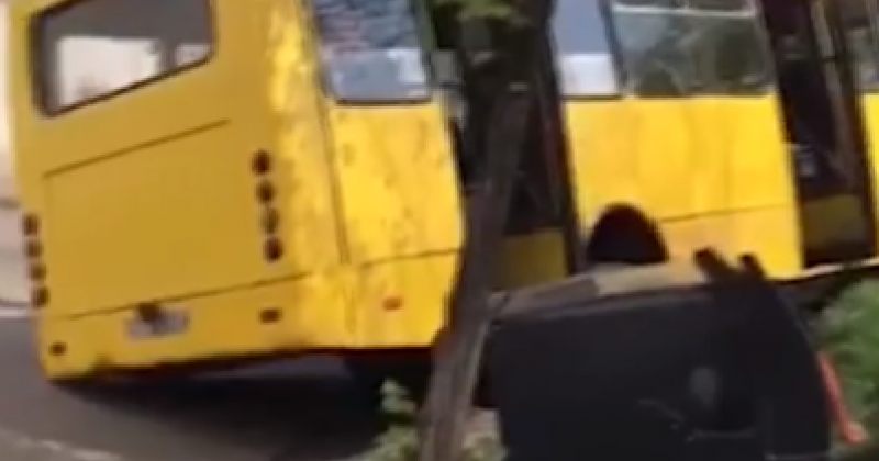 თბილისში, კრწანისის ქუჩაზე ყვითელ ავტობუსს მუხრუჭი გაუფუჭდა და ბორდიურზე ავარდა