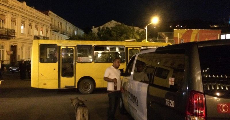 პოლიციამ მთავრობის კანცელარიასთან ორი ყვითელი ავტობუსი მიიყვანა