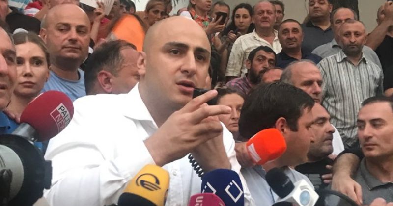 ნიკა მელია პარლამენტის უკან შეკრებილ მხარდამჭერებთან გავიდა