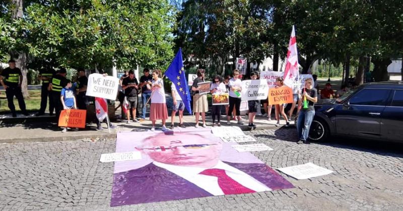 ბათუმში აქციის მონაწილეებმა პუტინის ბანერს ფეხით გადაუარეს