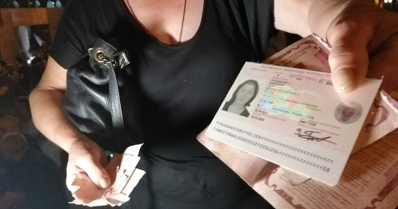 ანტისაოკუპაციო აქციაზე ქალმა რუსული პასპორტი დახია და რუსულ პენსიაზე უარი თქვა