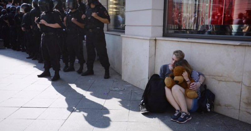 რუსული მედია: პოლიციელი სკოლის მოსწავლეებს დაემუქრა და გააფრთხილა, არ გავიდნენ აქციებზე